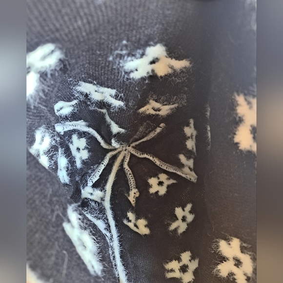 EUC Karl Lagerfeld Black & White Flower Knit Fuzzy Neutral Casual Beanie Hat Cap - Picture 3 of 6